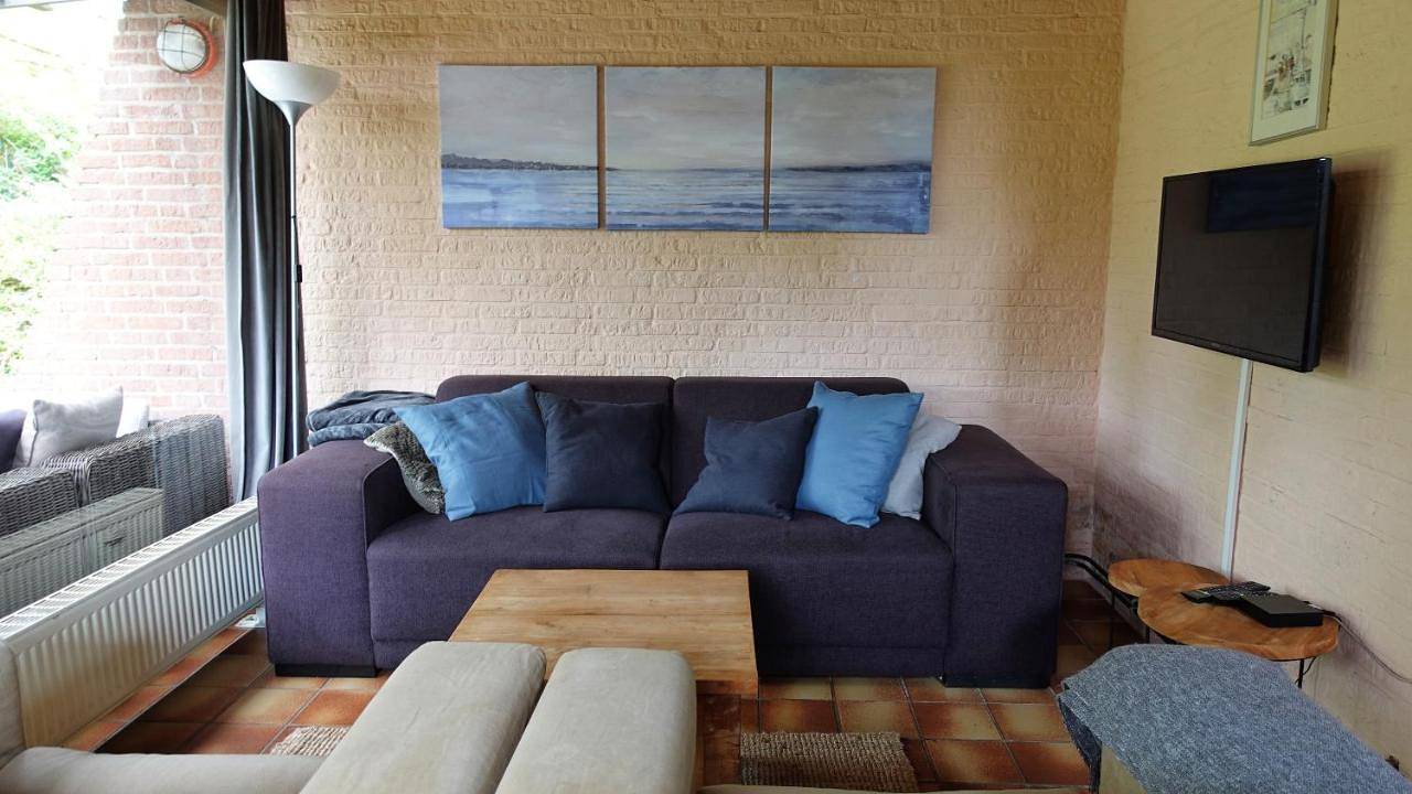 Oude-Tonge holiday house near fishing waters in Oude-Tonge, Goeree-Overflakkee