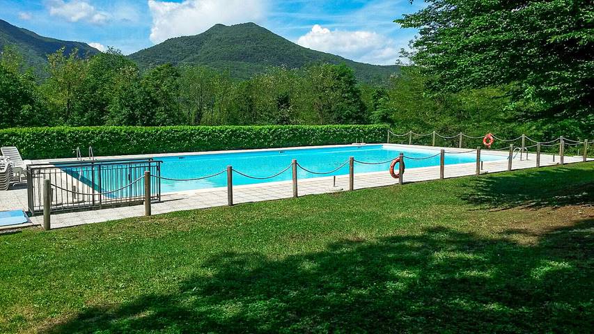 Appartamento per 6 persone, con piscina e panorama nonché balcone, con animali domestici in Provincia di Varese