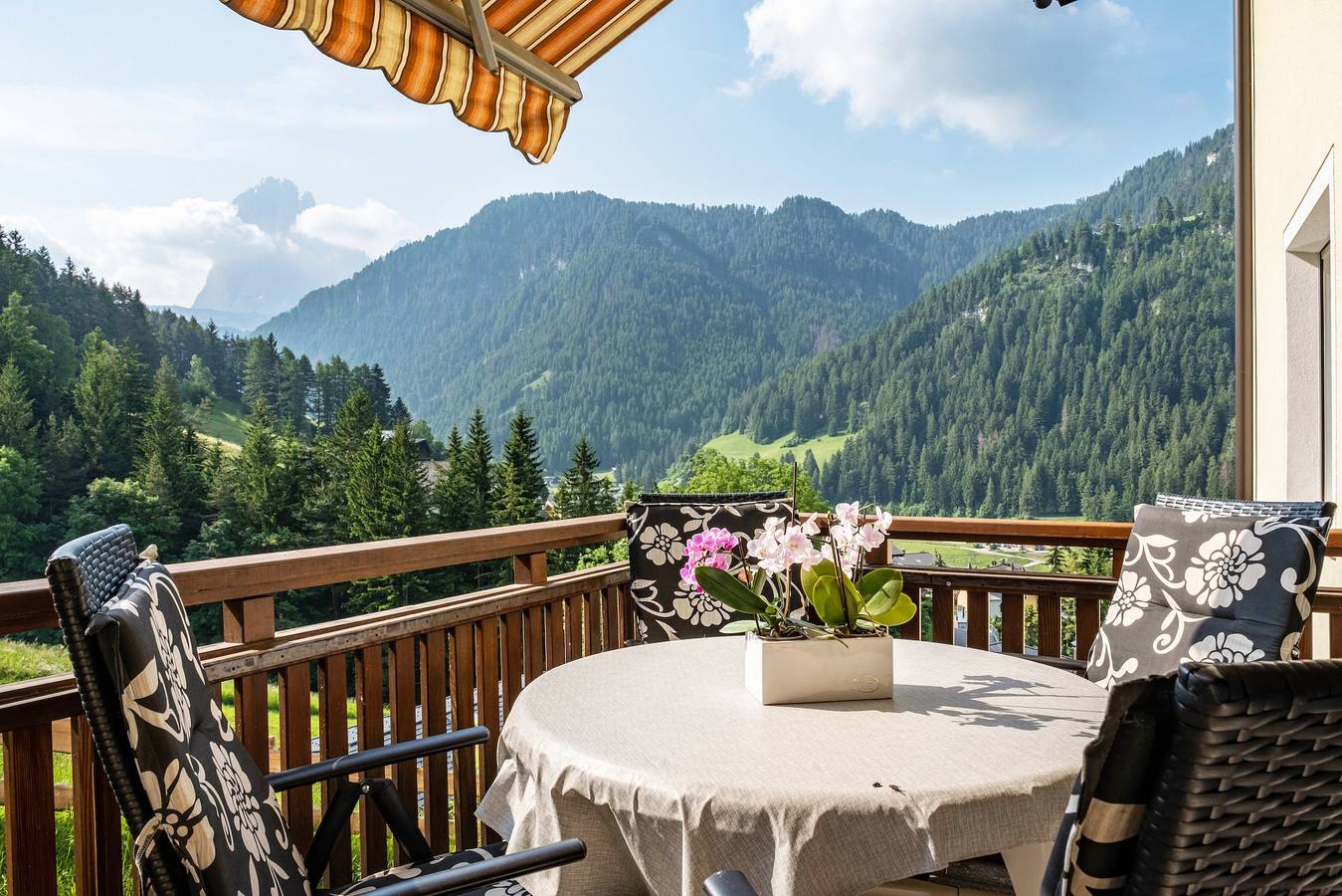Entire apartment, Holiday Apartment "Salman" with Mountain View, Balcony & Wi-Fi in Ortisei, Dolomiti Superski