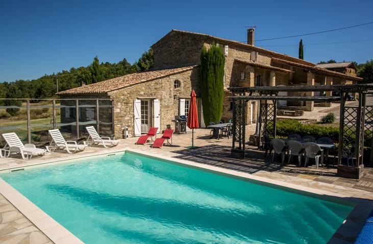 Gîte pour 8 personnes, avec terrasse ainsi que piscine et jardin à La Répara-Auriples