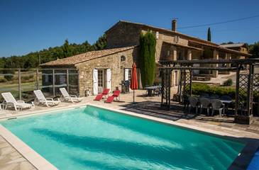Gîte pour 8 personnes, avec jardin ainsi que piscine et terrasse à La Répara-Auriples