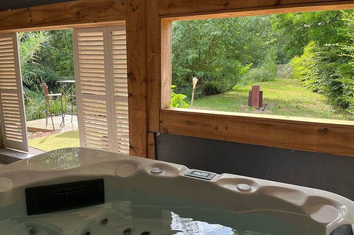 Location de vacances pour 2 personnes, avec jacuzzi et piscine à Fontenille-Saint-Martin-d'Entraigues