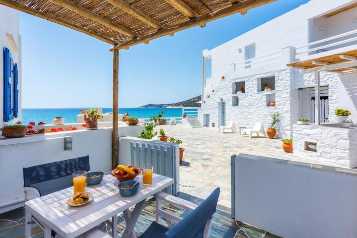 Location de vacances pour 2 personnes, avec balcon et vue dans Platis Gialos Sifnos