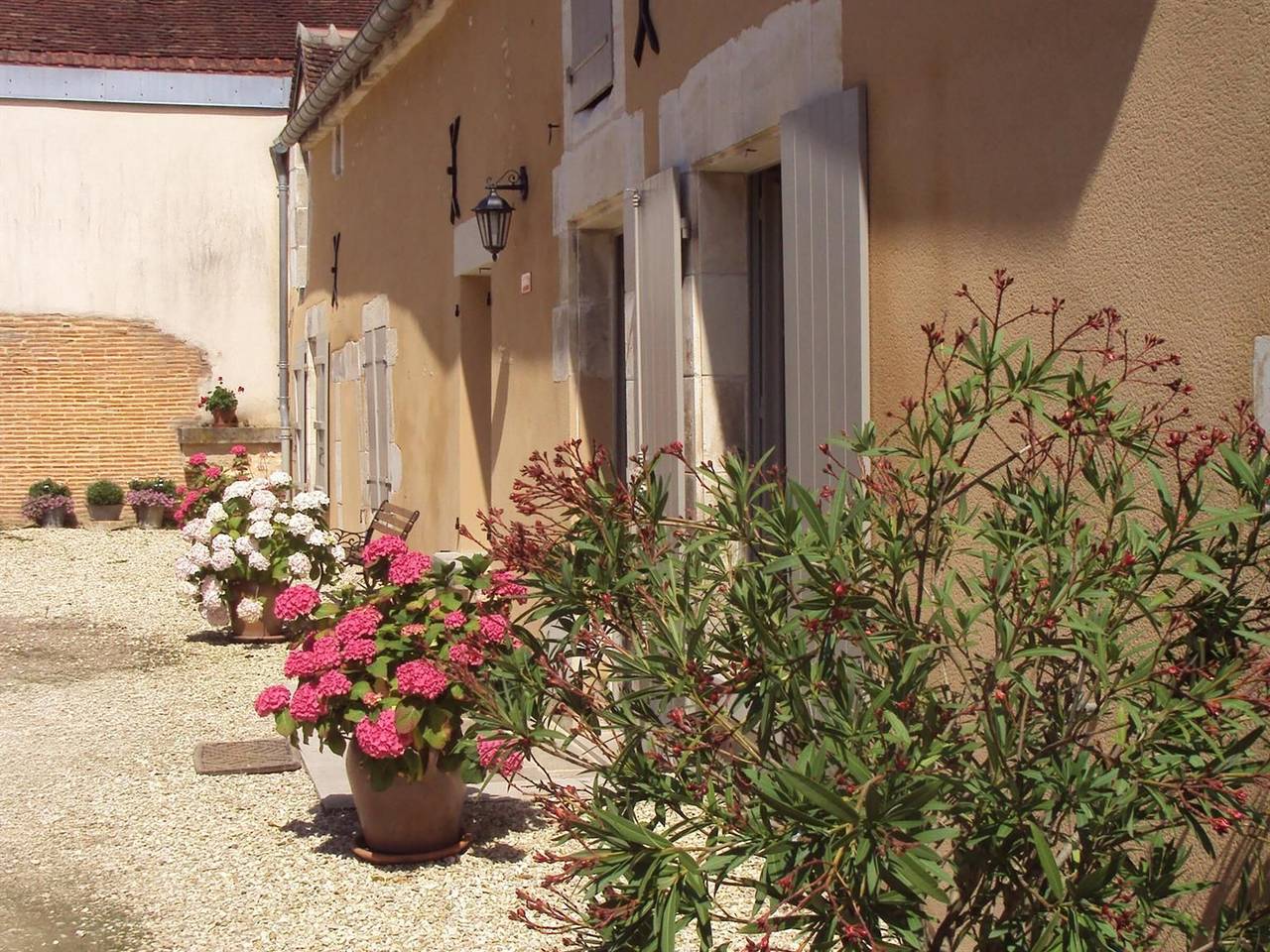 Renovated village house, wood stove, close to shops in Thury, Auxerre region