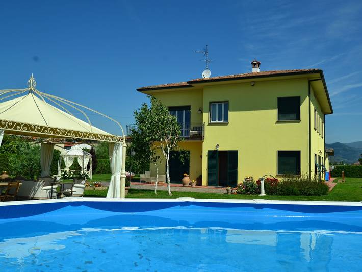 Location de vacances pour 10 personnes, avec Jardin et Piscine à Montecarlo (Toscane)