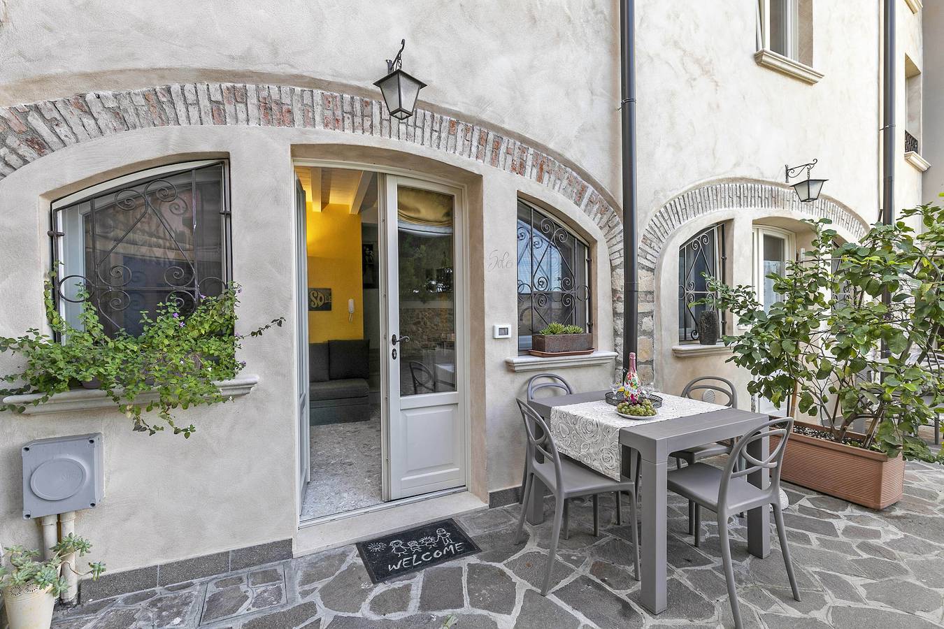 Entire apartment, Sole Priscilla House - Terrace & parking in Salò, Garda Mountains