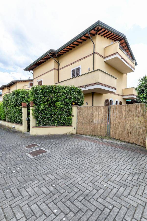 Casa vacanza per 8 persone, con Balcone e Terrazza nonché Giardino e Panorama a Cinquale