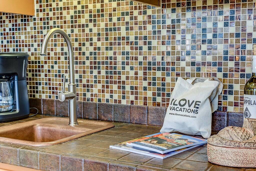 Sedona Blue Jay: Luxury 3Br home with private hot tub and stunning red rock views. in Sedona, Oak Creek Canyon