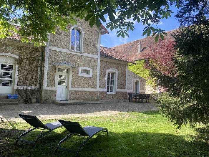 Gîte pour 8 personnes, avec terrasse dans Crèvecœur-en-Brie