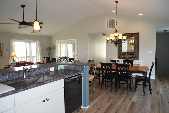 Vacation rental for 11 people, with yard and hot tub in Emerald Isle