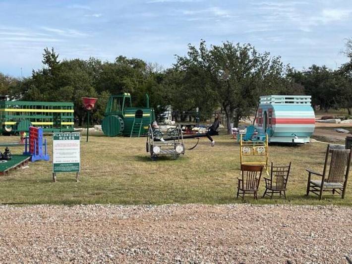 Glamping for 2 people, with terrace and yard, with pets in Texas Hill Country