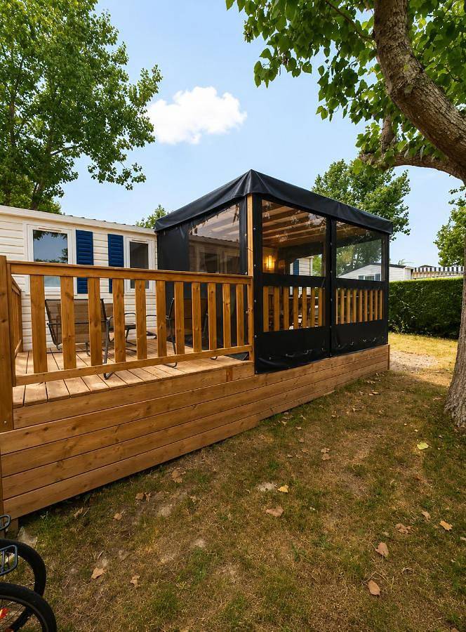 Camping pour 6 personnes, avec Jacuzzi et Terrasse ainsi que Jardin et Piscine