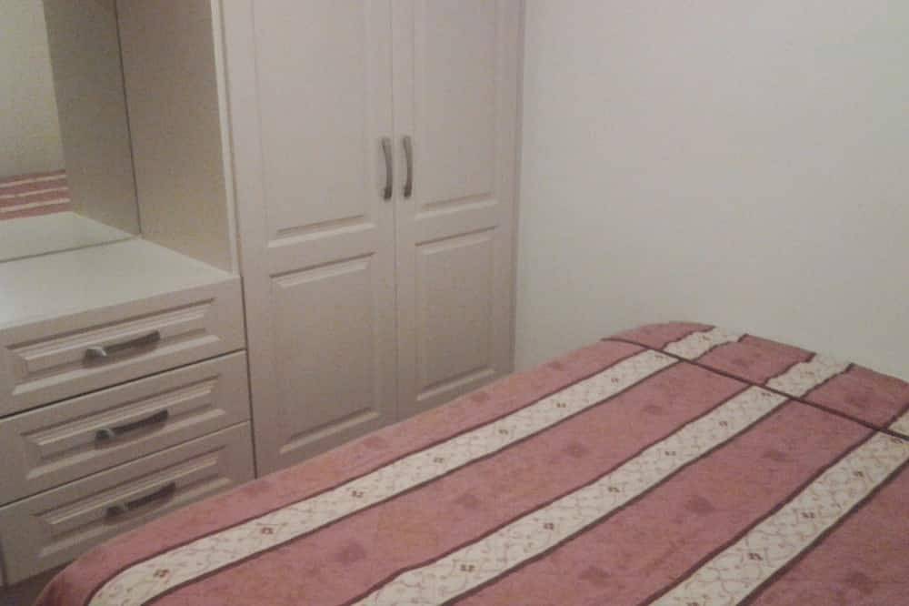 Entire apartment, Galway 2-Bed Apt, Sleeps 4, 5-min walk to Station in St Nicholas, Galway