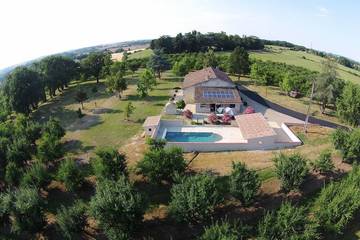 Gîte pour 37 personnes, avec terrasse et jardin à La Romieu