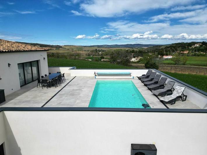 Location de vacances pour 8 personnes, avec jardin ainsi que vue et piscine à Malras - 2