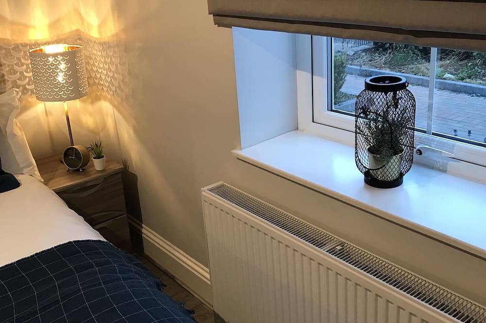 Entire apartment, Flat 1 Helena House, 1-Bed, Sleeps 2, Garden in Reading, Berkshire