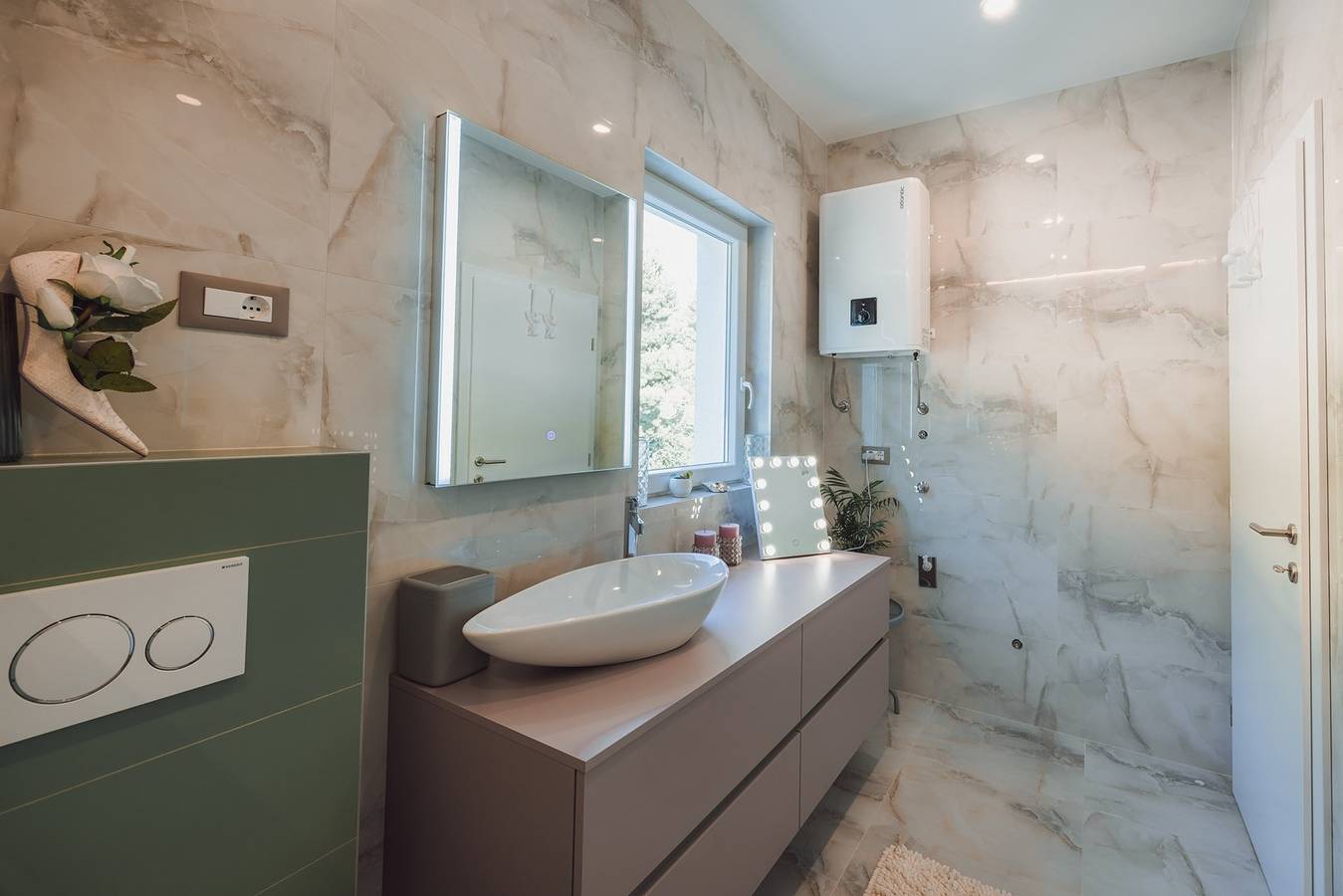 Ganze Wohnung, Ferienwohnung für 24 Personen mit Balkon/Terrasse in Makarska, Makarska Riviera