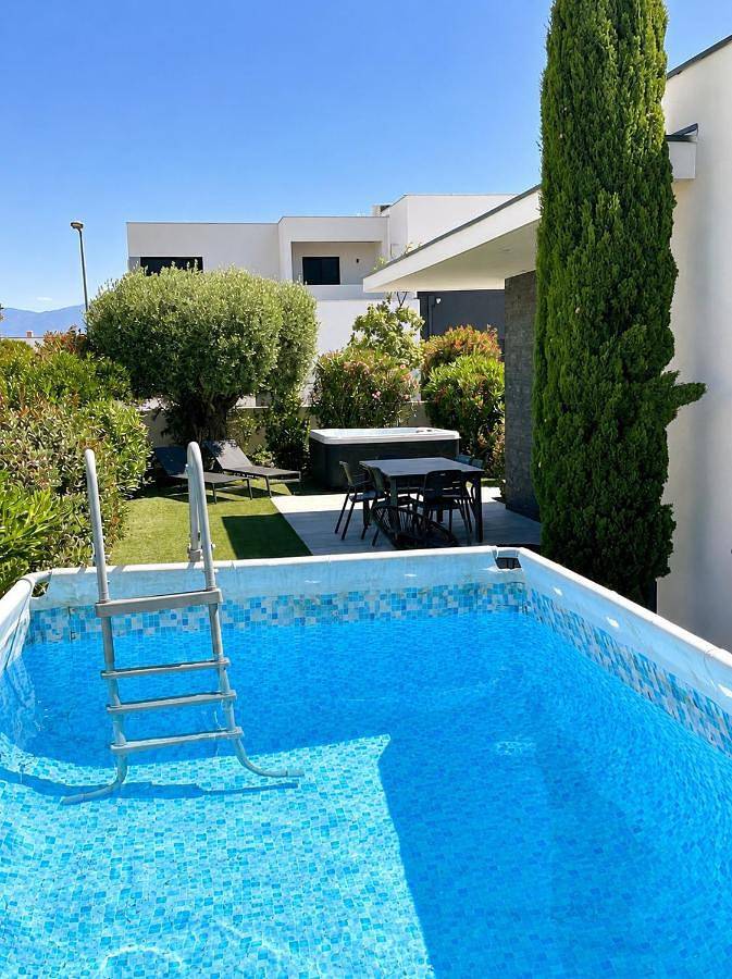 Maison de vacances pour 6 personnes, avec Jacuzzi et Terrasse ainsi que Jardin et Piscine à Villeneuve-de-la-Raho