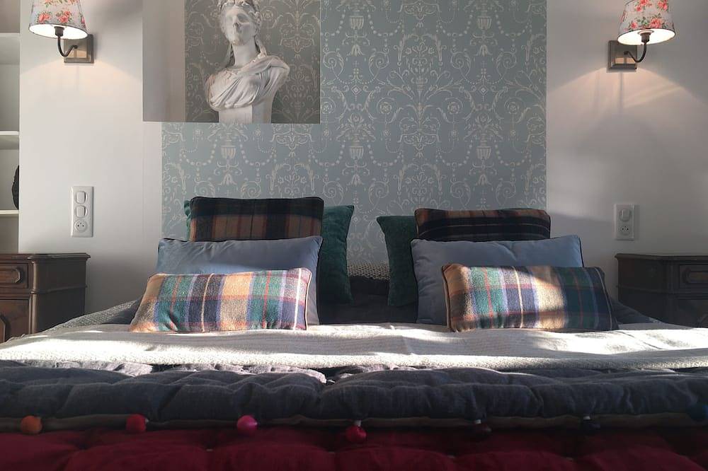 Romantic villa in Dordogne, air-conditioned, private heated pool, king size bed in Les Eyzies, Périgord Noir