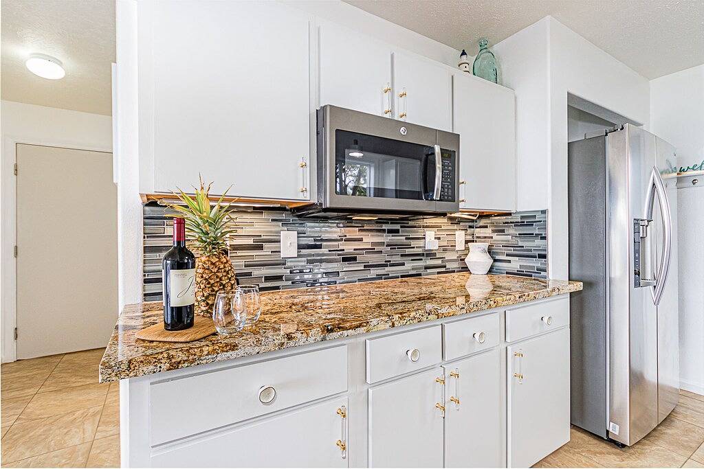 Absolute Oceanfront on Ancient Lava Cliffs! Whales, dolphins, turtles! in Hawaiian Paradise Park, East Puna