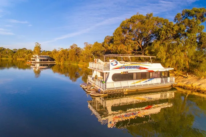 Bateau pour 10 personnes, avec jacuzzi et balcon - 1