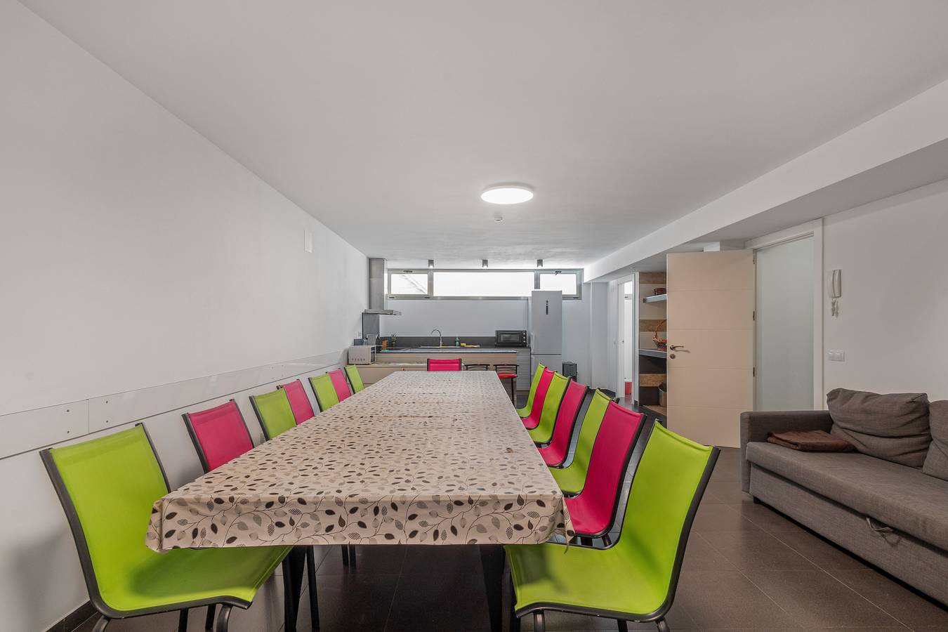 Casa rural 'Laberinto' con terraza privada, jardín privado y Wi-Fi in Tornos, Laguna de Gallocanta