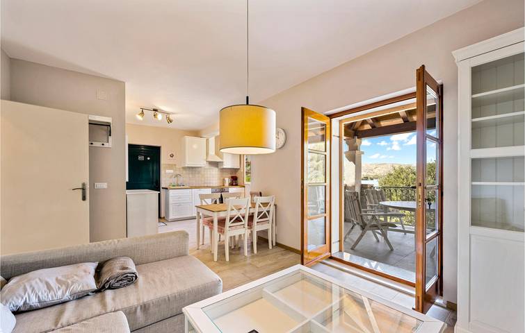Ganze Ferienwohnung, Modernes Apartment, 2,5 km vom Strand entfernt, mit WLAN, Klimaanlage, Terrasse und Parkplatz in Žaborić, Šibenik-Knin