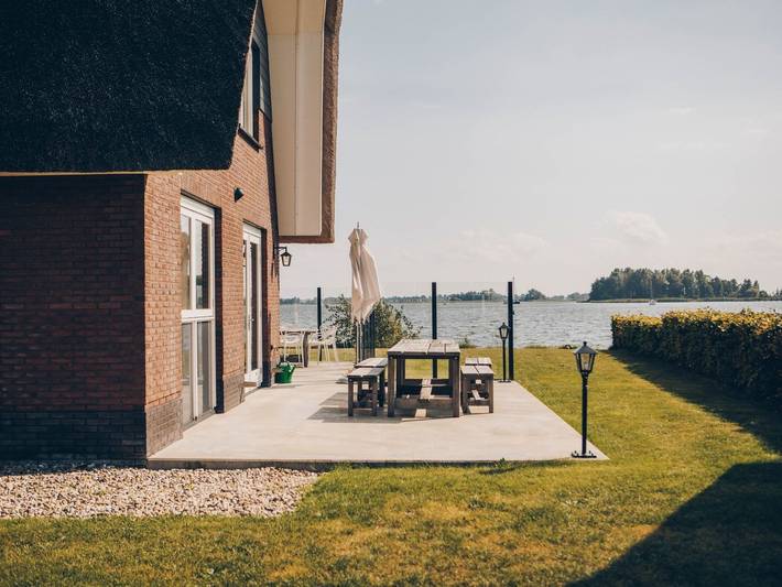 Vakantiehuis voor 8 personen, with Terras and Sauna as well as Uitzicht op het meer in Heeg