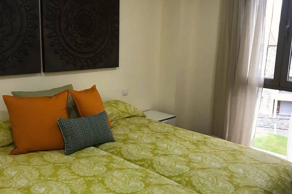 Entire apartment, Apartment with views of the Pyrenees with free Wifi and Netflix in Sabiñánigo, Spanish Pyrenees