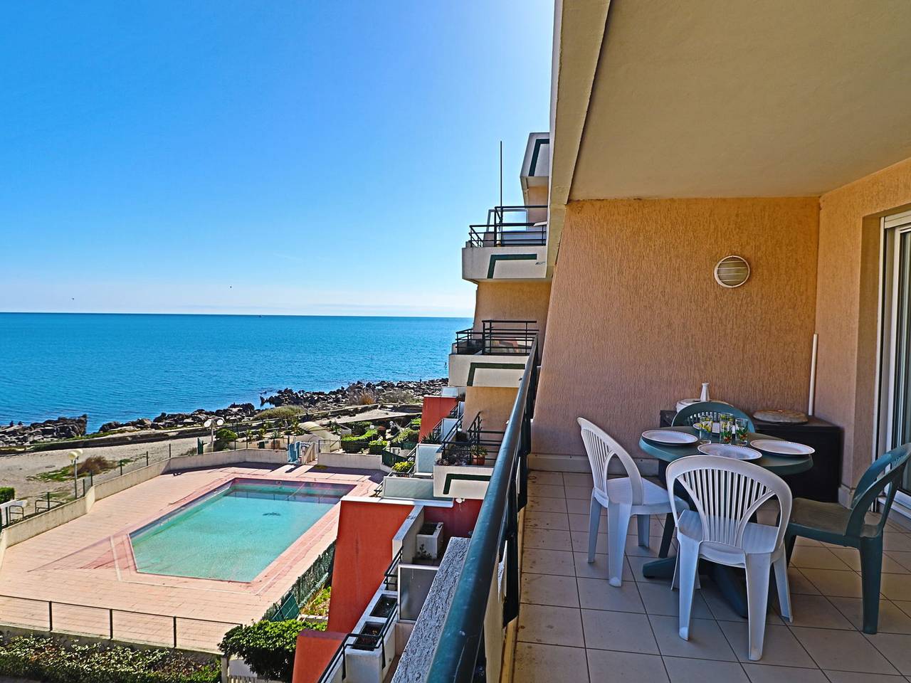 Entire apartment, 2-room cabin apartment with terrace in Sète in Sete, Mediterranean Coast (France)