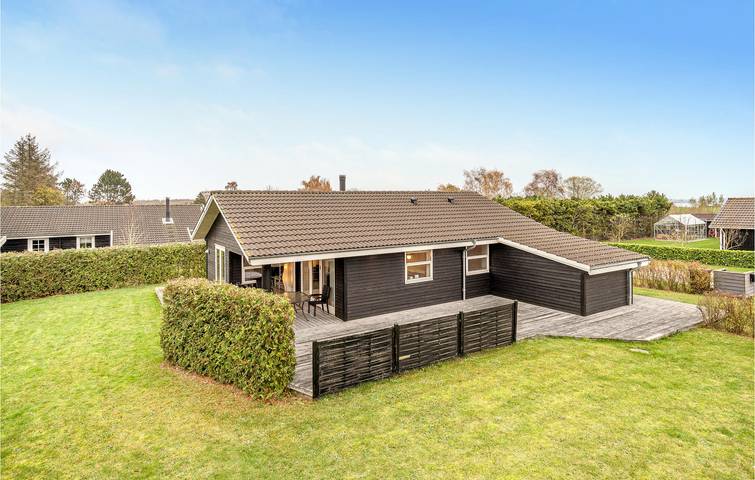 Ferieudlejning for 4 personer, med Terrasse og Jacuzzi såvel som Have og Sauna i Bogø