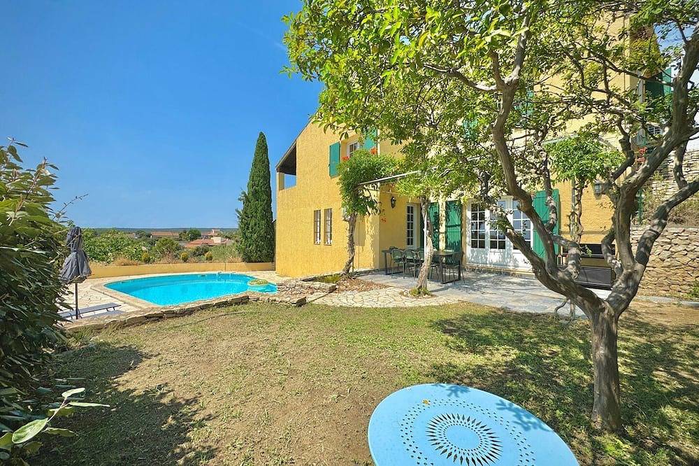 Les Hauts de Bezouce, calme, view and pool in Bezouce, Region de Nimes