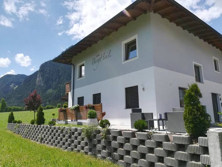 Ferienwohnung für 3 Personen, mit Terrasse und Sauna sowie Ausblick in Schwendau