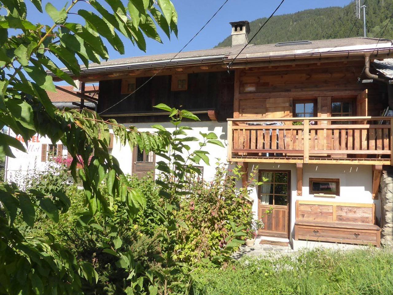 Cozy Chalet for 3-4 in Village Center, 500m from Ski Slopes, 100m from Shops in Arêches, Beaufort (Rhône-Alpes)