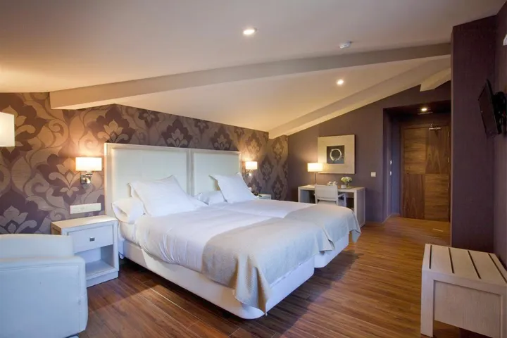 Hotel para 10 personas, con jardín además de terraza y jacuzzi - 1
