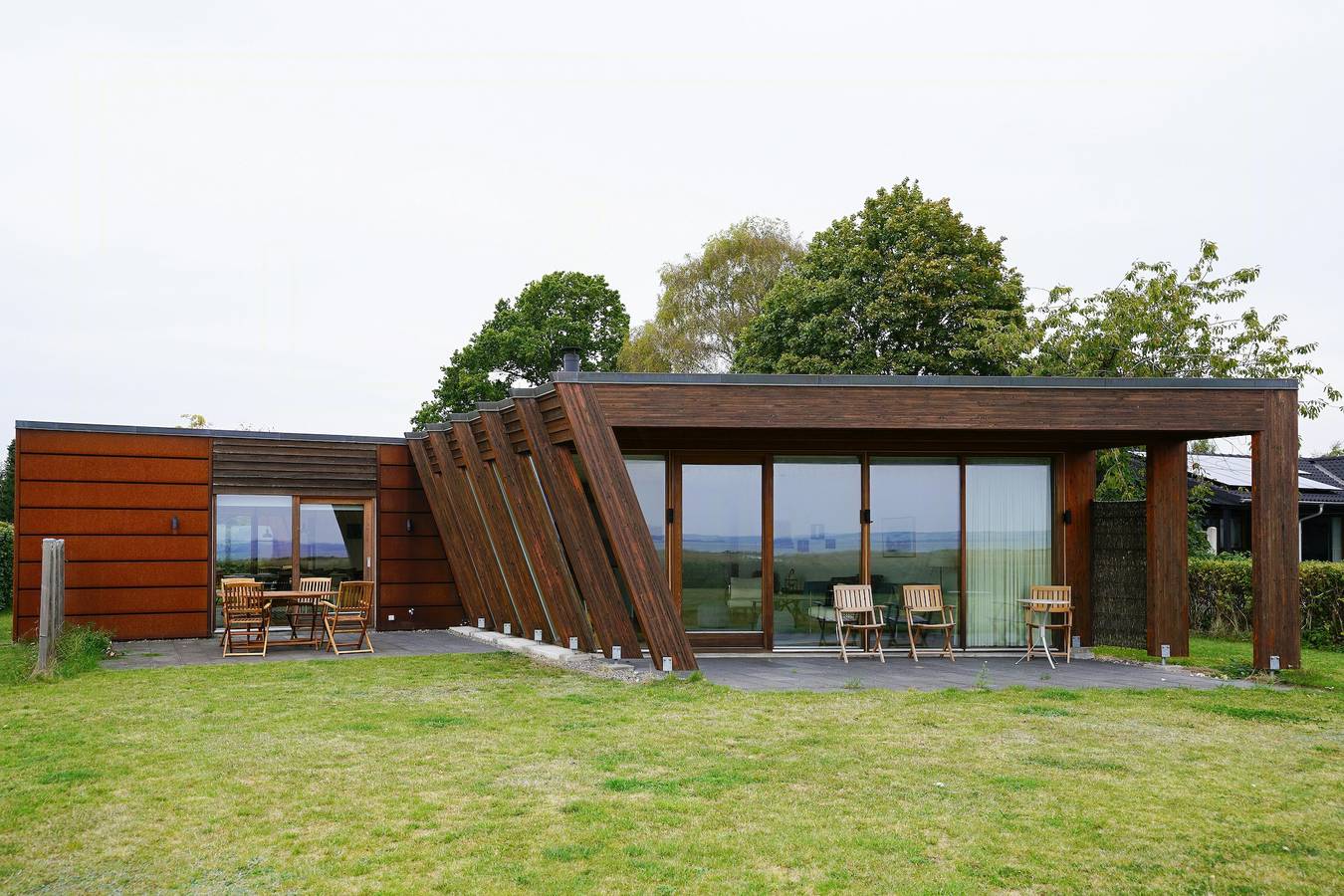 Ausblicke auf die Bucht von Aarhus von der charakteristischen Architektur aus in Egå, Djursland