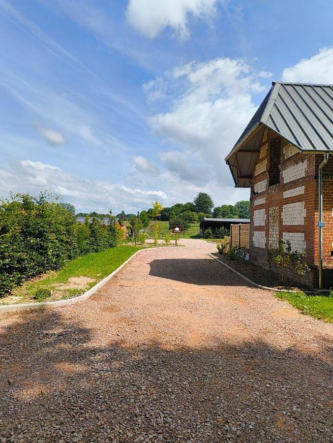 Location de vacances pour 22 personnes, avec bassin pour enfant et piscine ainsi que jardin et terrasse à Biville-la-Baignarde - 2