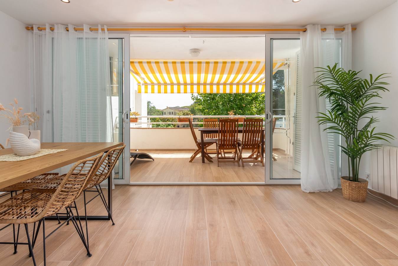 Apartamento entero, Apartamento vacacional 'Brava Beach' con piscina compartida, terraza privada y Wi-Fi in Platja d'Aro, Costa Brava