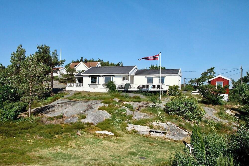 Southern cottage with terrace and magnificent view in Lillesand