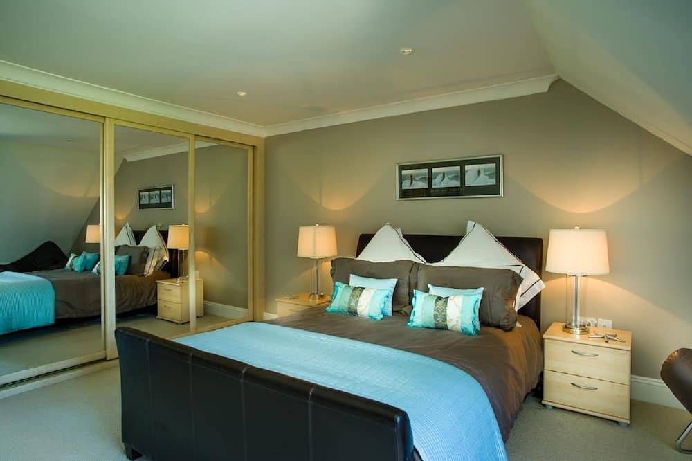 Sandbanks Peninsula Stunning Modern Luxury House - Heated Pool & Hot Tub in Sandbanks, Poole