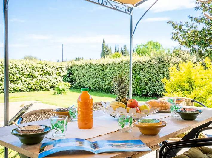 Gîte pour 6 personnes, avec Terrasse ainsi que Jardin et Piscine à La Crau