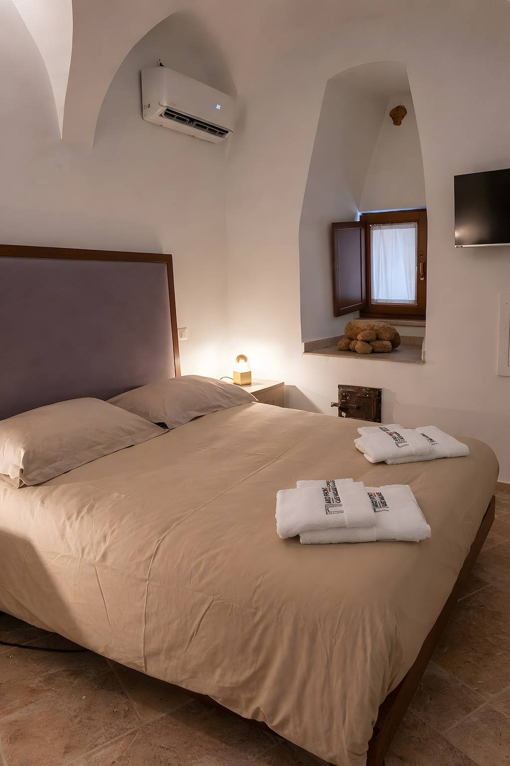 Appartamento intero, Appartamento in Pietra nel Centro Storico con Wifi e Aria Condizionata in Sant'Agata di Puglia, Provincia di Foggia