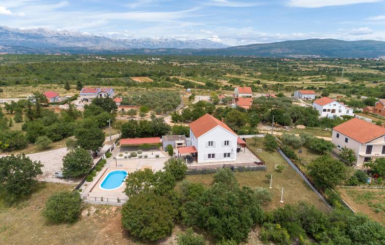 Charmante 171 m² große Wohnung mit Pool, Terrasse und WLAN in Pridraga, Zadar
