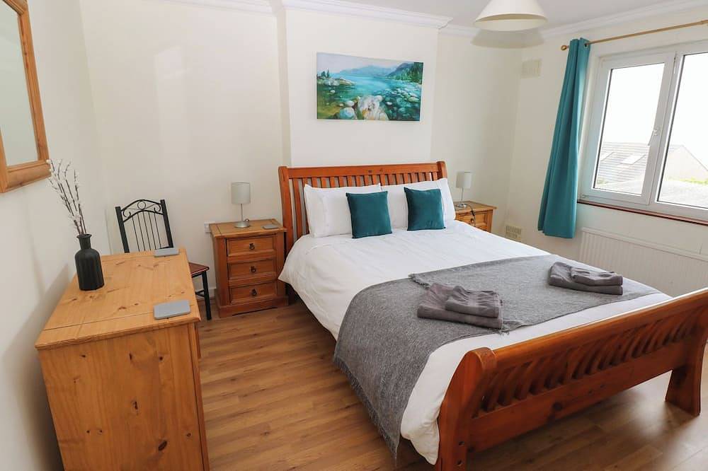 Murmur Y Mor, pet friendly, country holiday cottage in Fishguard in Fishguard, Pembrokeshire