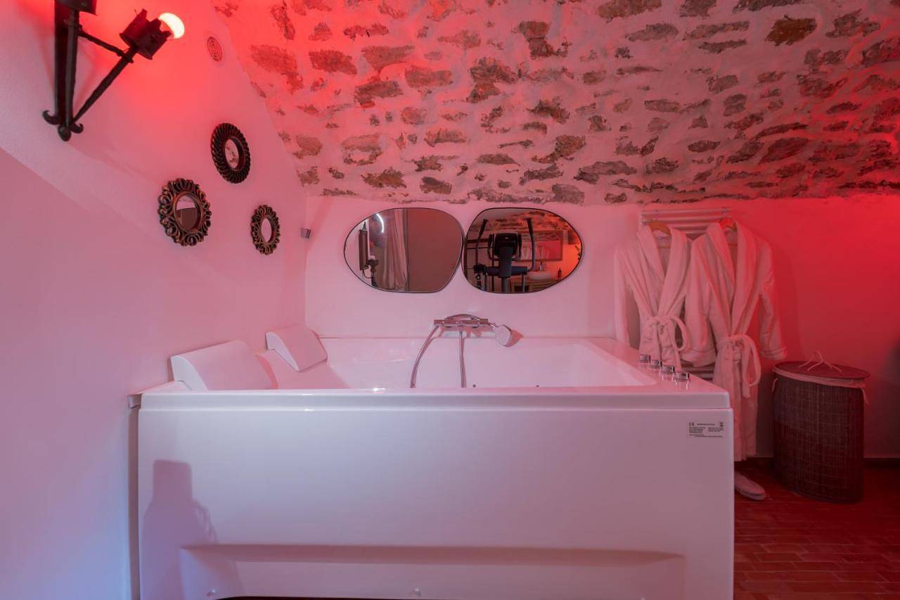Appartement entier, Incroyable love room jacuzzi ,Hammam,cinema in Le Beausset, Côte méditerranéenne (France)