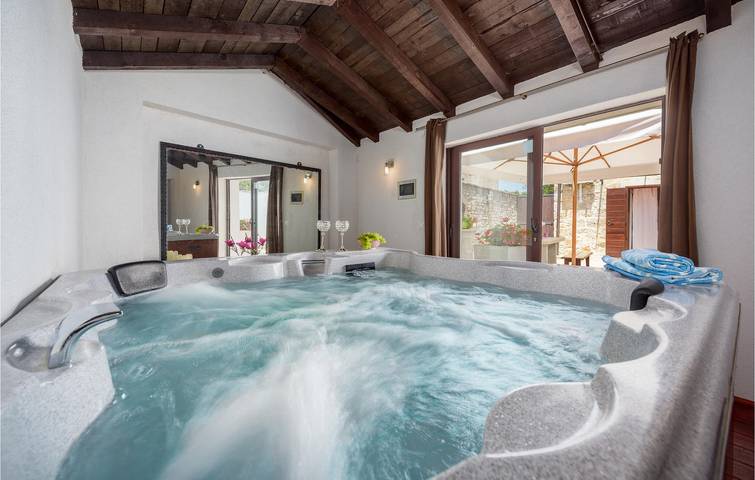Charmante 134 m² große Wohnung mit Pool, WLAN und Parkplatz in der Nähe des Restaurants Dado in Bale, Rovinj und Umgebung