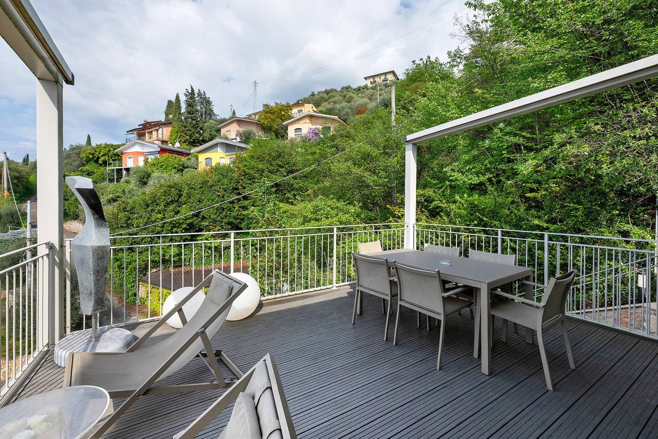 Appartement entier, Appartement "Résidence La Mignon Terrazza" avec vue sur le lac, climatisation et terrasse in Torri del Benaco, Montagnes autour du lac de Garde
