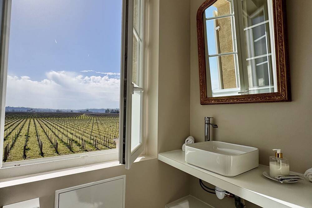 Vierbettzimmer-Exklusiv-Ensuite mit Dusche-Blick auf die Landschaft in Saint-Sulpice-de-Faleyrens, Libourne und Umgebung