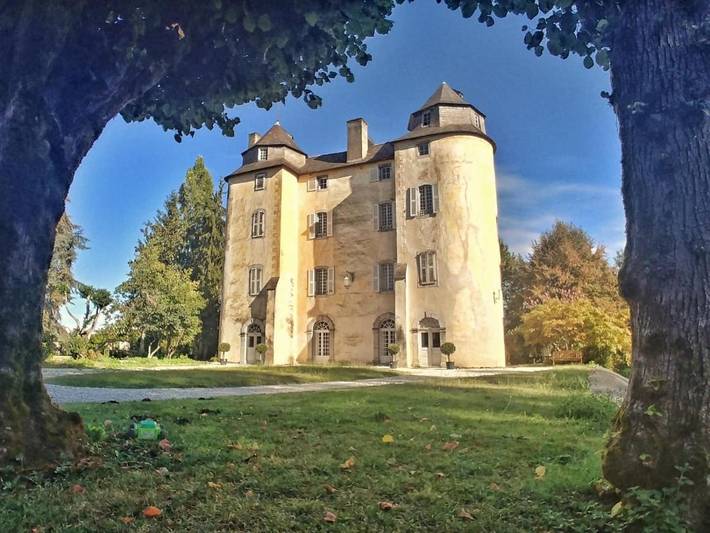 Gîte pour 10 personnes, avec jardin ainsi que piscine et vue, animaux acceptés dans Horgues