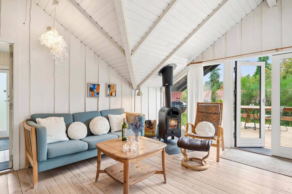 Gepflegtes Ferienhaus auf großem Naturgrundstück in erster Reihe zum Wasser mit Meerblick in Dejret, Knebel